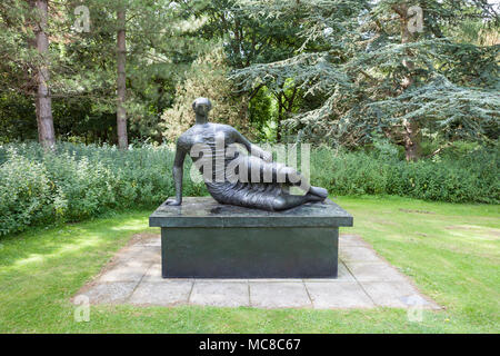 Henry Moore sculpture de femme drapée (1957-1958) à l'extérieur de Sainsbury Centre for Visual Arts sur le campus de l'Université d'East Anglia, Norwich, UK. Banque D'Images