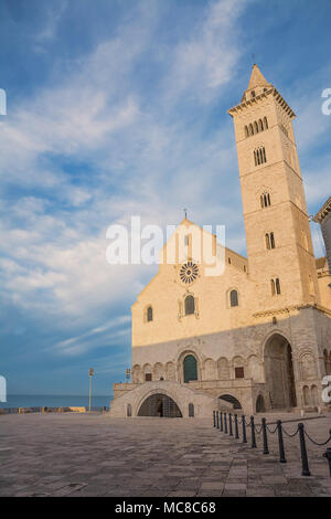 Cathédrale construite près de la mer dans les Pouilles au coucher du soleil Banque D'Images