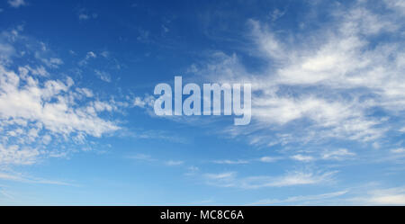 Les cirrus contre le sombre ciel bleu. Fond céleste. Banque D'Images