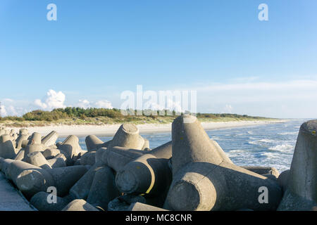 Brise-lames en béton à Klaipeda port jetée à gates Banque D'Images