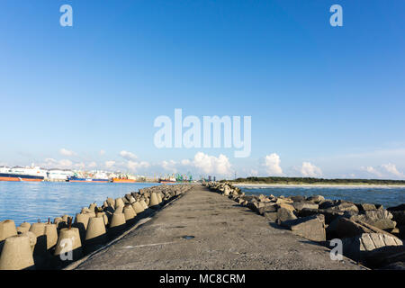 Brise-lames en béton à Klaipeda port jetée à gates Banque D'Images