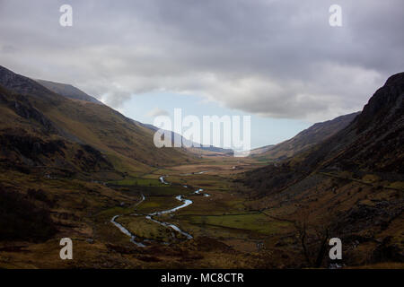 Paysage de Snowdonia d'une superbe vallée avec un ruisseau se balançant dans le centre. Banque D'Images