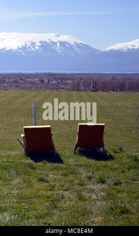 Vieille photo chaises endommagées sur l'herbe sous le village terrain de football Banque D'Images