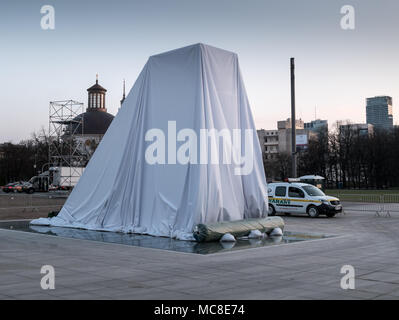 Monument aux victimes de l'accident d'avion de Smolensk avant le Dévoilement officiel, Varsovie, Pologne Banque D'Images