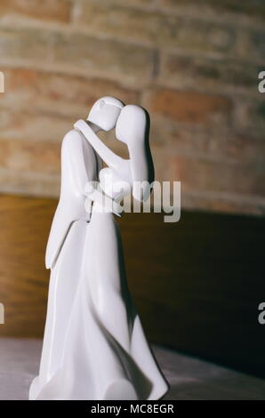 White Wedding Cake Topper Figurines Couple Kissing Banque D'Images