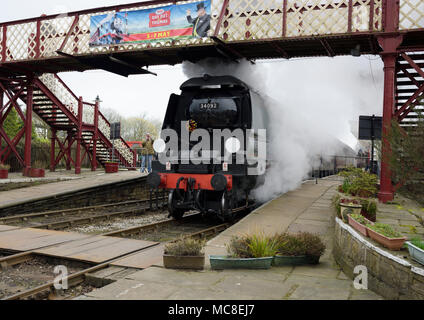 Train à vapeur quittant la plate-forme, locomotive à vapeur de la ville de Wells à la gare de ramsbottom, sur le chemin de fer est du lancashire, au royaume-uni Banque D'Images