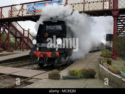 Train à vapeur quittant la plate-forme, locomotive à vapeur de la ville de Wells à la gare de ramsbottom, sur le chemin de fer est du lancashire, au royaume-uni Banque D'Images