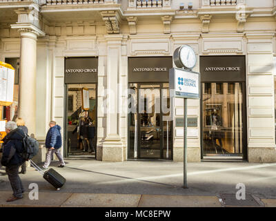 Milan, décembre 2017 : Vitrine d'Antonio Croce dans rue commerçante Via Alessandro Manzoni, dans la capitale de la mode et de la création du monde, sur Décembre Banque D'Images