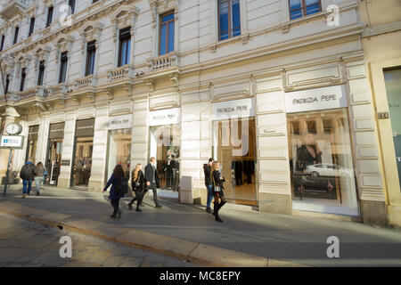 Milan, décembre 2017 : Vitrine de Patrizia Pepe dans la rue commerçante Via Alessandro Manzoni, dans la capitale de la mode et de la création du monde, sur Décembre Banque D'Images