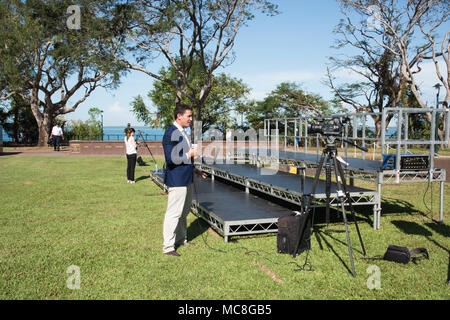 Australia-April,Darwin NT,10,2018 : News reporter dans l'enregistrement de profil en videocamera au Parc du Bicentenaire de Darwin, Australie Banque D'Images