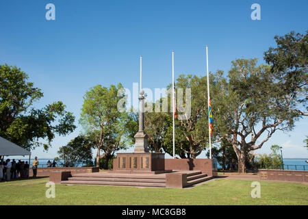 Australia-April,Darwin NT,10,2018 : Drapeaux à demi-passé au cénotaphe Monument commémoratif de guerre avec les gens et tente dans Darwin, Australie Banque D'Images