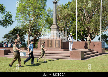 Australia-April,Darwin NT,10,2018 : Armée marchant au cénotaphe Monument commémoratif de guerre au Parc du Bicentenaire de Darwin, Australie Banque D'Images