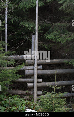 Clôture en bois dans les montagnes d'épissure village forestier d'épinettes avec sur l'arrière-plan Banque D'Images