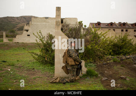 La Marine américaine avec un 3ème Bataillon, 4ème marines, la Compagnie Kilo fournit la sécurité tout en essayant de nouvelles techniques au cours de l'exercice de la technologie navale avancée urbaine 2018 (ANTX18) à Camp Pendleton, Californie, le 22 mars 2018. Les marines sont en train de tester les technologies de nouvelle génération pour fournir l'occasion d'évaluer l'utilité opérationnelle des technologies émergentes et des innovations qui améliorent la survie du marin, la létalité et la connectivité dans des environnements urbains complexes. Banque D'Images