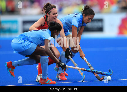 L'Inde (gauche-droit) Namita Toppo, England's Laura Unsworth et celui de l'Inde, Monika bataille pour la balle durant le match pour la médaille de bronze à la Gold Coast Hockey Centre pendant dix jours des Jeux du Commonwealth de 2018 dans la Gold Coast, en Australie. Banque D'Images