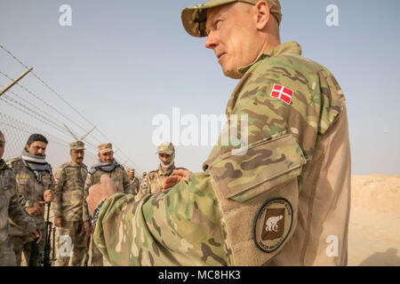 1er danois Le Lieutenant Marc irakien mémoires membres de la force de garde-frontières sur la façon de mener une embuscade au camp Al Asad, l'Iraq, le 27 mars 2018. Le programme lors de l'amélioration de la capacité des partenaires nationaux comprend : le leadership, l'éthique et droit de la guerre et des instructions de formation. De plus, les recrues sont enseignées la navigation terrestre, la formation médicale de base, les compétences de l'infanterie et des petites unités tactiques. Banque D'Images