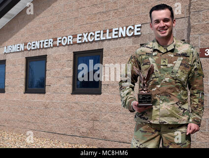 Le Cpl. James R. Wrick, 743e bataillon de renseignement militaire, analyste des signaux se trouve à l'extérieur l'Airman Leadership School, 27 mars 2018, à Buckley Air Force Base, Colorado. Wrick main a été sélectionné pour participer à l'Armée de l'air et cours de la SLA a reçu la plus haute distinction après l'obtention du diplôme, le John L. Levitow Award pour son rendement exceptionnel. Banque D'Images