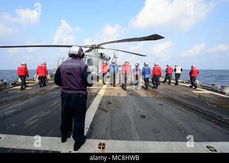 Mer de Chine du Sud (29 mars 2018) marins affectés à la classe Arleigh Burke destroyer lance-missiles USS Mustin (DDG 89) effectuer un objet étranger et de débris à pied vers le bas sur le pont d'envol du navire. Mustin est en patrouille dans la 7e flotte américaine Secteur d'opérations soutenir la sécurité et la stabilité dans la région Indo-Pacifique. Banque D'Images