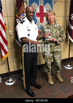 Le brig. Le général Bertram Providence, les régies régionales de la Santé, a présenté le colonel commandant Command-Pacific Laura Trinkle, RHC-P Chef de cabinet, avec l'American College of Healthcare Executives Army Regent's Career Achievement Award, le 30 mars qu'elle était incapable d'accepter le prix en personne lors de la conférence annuelle. Banque D'Images