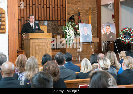 VIRGINIA BEACH, en Virginie (30 mars 2018) Le capitaine James McCall, commandant de l'Escadre aérienne de transporteur 8, les adresses des amis, de la famille des camarades et Strike Fighter Squadron (VFA) 213 Escadron d'hélicoptères de combat et de la mer (HSC) 26 à un service commémoratif pour le lieutenant Cmdr. Brice James Johnson et le lieutenant Caleb King. Johnson et King a perdu la vie dans un F/A-18F Super Hornet mésaventure qui s'est produit juste à l'extérieur de la base aéronavale de Key West le 14 mars 2018. Banque D'Images