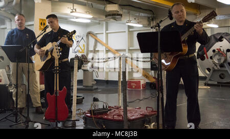 Océan Pacifique (1 avril 2018) marins participent au culte de Pâques dans le fo'c'sle Nimitz-classe de porte-avions USS Carl Vinson (CVN 70). Carl Vinson est actuellement à l'ouest du Pacifique dans le cadre d'un programme de déploiement. Banque D'Images