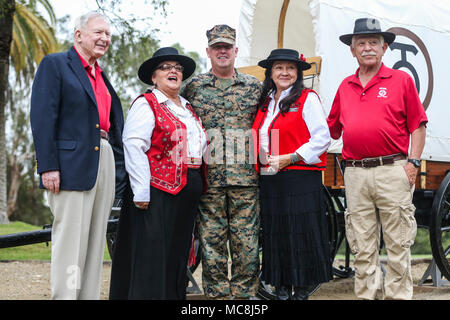 U.S. Marine Corps Brig. Le général Kevin J., Persmnes général commandant du Corps des Marines, à l'ouest des installations- Marine Corps Base Camp Pendleton, centre, a pris sa retraite, le colonel du Corps des Marines américain Richard Rothwell, président, Camp Pendleton Historical Society (SSPC), à gauche, et a pris sa retraite de l'ARMÉE AMÉRICAINE Lt.Col. Andy Brochu, maître charron, droite, posent pour une photo de groupe avec des guides-interprètes SSPC au dévouement d'un chariot au Conestoga 1890 Santa Margarita Ranch House sur Camp Pendleton, en Californie, le 2 avril 2018. La charrette, donnés par des SSPC et conçu par Brochu, remplace l'un présenté au général commandant de camp Pendleto Banque D'Images