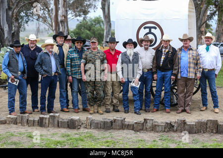 Les participants posent pour une photo de groupe lors de la cérémonie d'un chariot au Conestoga 1890 Santa Margarita Ranch House sur Camp Pendleton, en Californie, le 2 avril 2018. La charrette, donnés par des SSPC et conçu par l'Armée américaine à la retraite Lt.Col. Andy Brochu, maître charron, remplace l'un présenté au général commandant de Camp Pendleton en 1987 par l'aumônier Juniper Serra Riders en appréciation pour la préservation de l'héritage de l'ouest de la Rancho. Banque D'Images