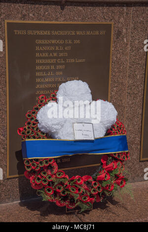 Australia-April,Darwin NT,10,2018 : rouge, blanc et bleu couronne de fleurs portées par le Prince Charles au cénotaphe Monument commémoratif de guerre à Darwin, Australie Banque D'Images