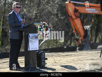 SILVERDALE, Washington (2 avril 2018) -- Ed Wolfe, commissaire du comté de Kitsap, 3e arrondissement, donne un discours lors de la cérémonie d'inauguration des travaux de la nouvelle clinique communautaire d'anciens combattants dans la région de Fallbrook, Washington. Les 14 000 + pieds carrés permettra de traiter 15 000 anciens combattants un an. Banque D'Images