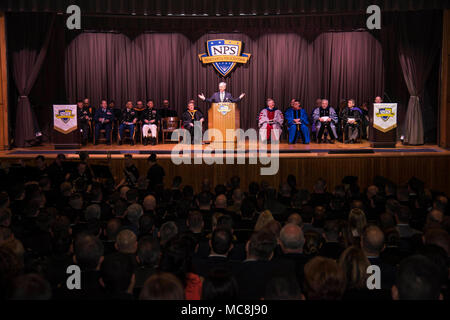 MONTEREY, ca. (Mar. 30, 2018) Secrétaire adjoint par intérim de la Marine, de la main-d'oeuvre et de réserver étrangères Robert Woods offre l'ouverture lors de la Naval Postgraduate School (NPS) trimestre d'hiver cérémonie de remise de diplômes en roi Auditorium, 30 mars. L'université a obtenu ce trimestre, 250 étudiants représentant chaque direction générale de l'armée américaine, ainsi que les civils du ministère de la défense et 15 étudiants internationaux provenant de neuf nations. Le SNM a pour mission de fournir les avancées uniques et les programmes d'enseignement et de recherche d'accroître l'efficacité au combat des officiers de Banque D'Images