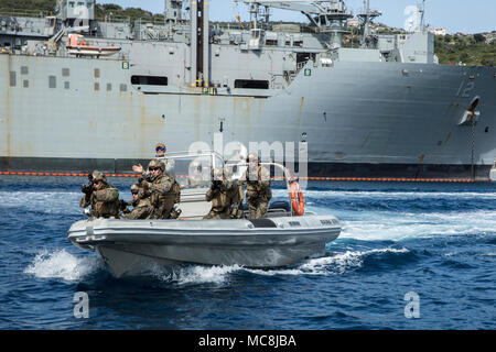 Les Marines américains affectés à la Force de Raid Maritime (MDL), 26e Marine Expeditionary Unit (MEU), se fermer sur la simulation d'un navire pirate au cours de formation sur les enquêtes sur de petits bateaux avec l'OTAN des opérations d'interdiction maritime Centre (NMIOTC) instructeurs à base navale de la baie de Souda, en Crète, Grèce, 12 mars 2018. NMIOTC a accueilli la MRF's la formation dans le cadre d'un cours de deux semaines visant à enseigner les techniques d'interdiction maritime à l'OTAN des pays partenaires. Banque D'Images