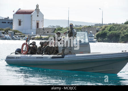 Les Marines américains affectés à la Force de Raid Maritime (MDL), 26e Marine Expeditionary Unit (MEU), participer à la formation d'enquête de petits bateaux avec l'OTAN des opérations d'interdiction maritime Centre (NMIOTC) instructeurs à base navale de la baie de Souda, en Crète, Grèce, 13 mars 2018. NMIOTC a accueilli la MRF's la formation dans le cadre d'un cours de deux semaines visant à enseigner les techniques d'interdiction maritime à l'OTAN des pays partenaires. Banque D'Images