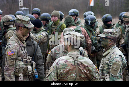 L'viv, Ukraine - les officiers et les soldats de la 27e Brigade d'infanterie affecté à l'équipe de combat multinationales conjointes du Groupe formation - l'Ukraine se préparer à un exercice d'entraînement sur le terrain du bataillon au centre d'instruction au combat de Yavoriv ici le 15 mars. En ce moment plus de 220 soldats de la Garde Nationale de New York sont affectés à la CCT où ils sont des soldats de l'armée ukrainienne de mentorat dans leurs efforts vers l'obtention de l'interopérabilité de l'OTAN. Banque D'Images