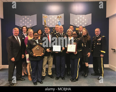 Soldats et civils de la famille groupe de préparation à partir de la 1ère Brigade, 98e Division de la formation (formation initiale d'activité) ont reçu le ministère de la Défense 2017 Préparation de la famille de la réserve Award au Pentagone à Washington, D.C. le 23 mars 2018. Banque D'Images