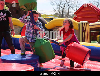 Les membres du service et leurs familles se sont réunis pour l'événement de Pâques Eggstravaganza au Marine Corps Air Station Cherry Point, N.C., 24 mars 2018. L'événement présentait de la chasse aux œufs, gonflable bounce maisons, une course d'obstacles, de l'alimentation des camions, le lapin de Pâques et plus encore. L'Eggstravaganza admis les militaires et leur famille pour profiter d'une journée libre de plaisir sur la station d'air. Environ 2 000 à 3 000 personnes ont participé cette année à la Easter Eggstravaganza. Banque D'Images