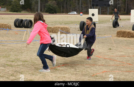 Les membres du service et leurs familles se sont réunis pour l'événement de Pâques Eggstravaganza au Marine Corps Air Station Cherry Point, N.C., 24 mars 2018. L'événement présentait de la chasse aux œufs, gonflable bounce maisons, une course d'obstacles, de l'alimentation des camions, le lapin de Pâques et plus encore. L'Eggstravaganza admis les militaires et leur famille pour profiter d'une journée libre de plaisir sur la station d'air. Environ 2 000 à 3 000 personnes ont participé cette année à la Easter Eggstravaganza. Banque D'Images