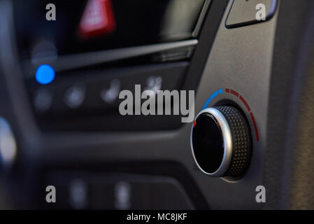 Bouton de commande de climat voiture close-up sur fond de planche de bord floue Banque D'Images