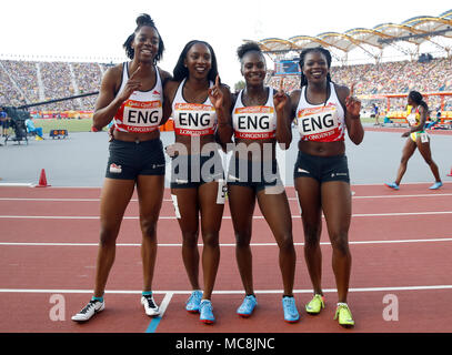 L'Angleterre (gauche-droite) Lorraine Ugen, Bianca Williams, Dina Asher-Smith et Asha Philip célébrer remportant la médaille d'or en 4x100m finale au stade de Carrare pendant dix jours des Jeux du Commonwealth de 2018 dans la Gold Coast, en Australie. Banque D'Images