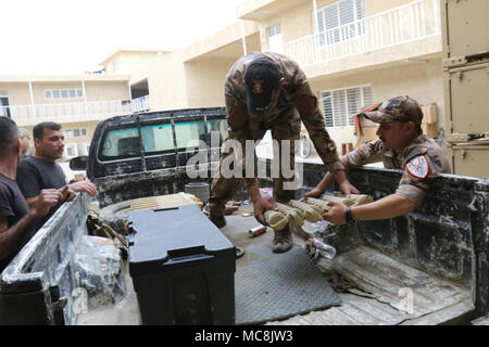 Les membres du Service de lutte contre le terrorisme irakien aident à transporter des explosifs non explosés différentes qui ont été confisqués à ISIS et sera utilisé à des fins de formation à Bagdad, l'Iraq, le 28 mars 2018. Les forces de sécurité irakiennes ont fait de grands progrès pour devenir un professionnel, avec la défaite militaire crédible d'ISIS. Banque D'Images