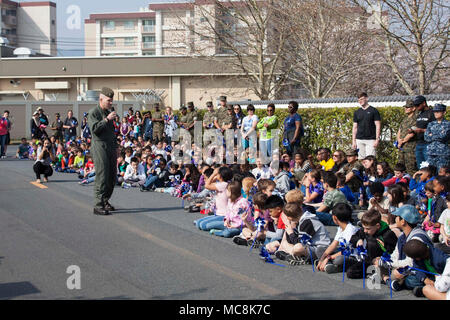 Le Lieutenant-colonel du Corps des Marines américain John Harris, directeur général de Marine Corps Air Station (MCAS Iwakuni), prononce un discours à Matthew C. Perry les élèves du primaire au cours de la nationale 2018 La prévention de la violence à l'ensemencement à moulinet MCAS Iwakuni, Japon, le 29 mars 2018. Le bleu roulades ont été plantés dans le cadre du Programme national de prévention de l'abus des mois d'activités et d'offrir l'occasion pour les particuliers et les organisations à prendre des mesures. Banque D'Images