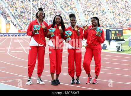 L'Angleterre Asha Philip (à droite), Dina Asher-Smith (deuxième à droite), Bianca Williams (deuxième à gauche), et Lorraine Ugen (à gauche) célèbrent avec leurs médailles après avoir remporté la médaille d'or en 4x100m finale au stade de Carrare pendant dix jours des Jeux du Commonwealth de 2018 dans la Gold Coast, en Australie. Banque D'Images