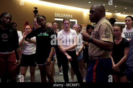 COLUMBUS, Ohio - Le Sergent-chef. Damian Cason parle aux entraîneurs et athlètes étudiants qui ont assisté à l'Association des entraîneurs de basketball féminin (WBCA) Convention sur le Marine Corps' partenariat précieux avec la WBCA après qu'ils ont participé d'un service de réveil et séance d'entraînement au plus grand centre de congrès de Columbus, Columbus, Ohio, le 30 mars 2018. Les Marines ont assisté à l'WBCA pour engager avec les femmes de tous les niveaux d'expérience et de les informer sur les possibilités au sein du Corps. Cette année, le Marine Corps célèbre 100 ans depuis que les femmes s'est joint à l'armée, un anniversaire célébré pour le progrès de Banque D'Images