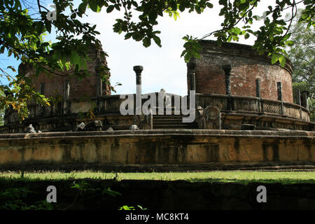 Bouddha assis dans le Vatadage de l'ancienne ville royale de Polonnaruwa au Sri Lanka Banque D'Images