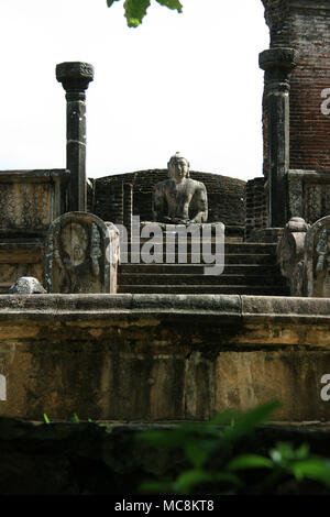 Bouddha assis dans le Vatadage de l'ancienne ville royale de Polonnaruwa au Sri Lanka Banque D'Images