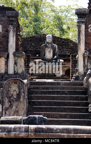 Bouddha assis dans le Vatadage de l'ancienne ville royale de Polonnaruwa au Sri Lanka Banque D'Images