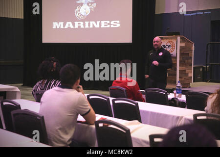 COLUMBUS, Ohio - le lieutenant-colonel marin à la retraite et U.S. Olympic entraîneur de hockey sur glace masculin Sean Braziel parle au sujet de l'éthique aux entraîneurs participant à l'éthique et l'intégrité au cours de l'atelier du Corps des Marines 2018 Women's Basketball Coaches Association (WBCA) Convention, au plus grand centre de congrès de Columbus, Columbus, Ohio, le 30 mars. Marines sont présents à la WBCA pour engager avec les femmes de tous les niveaux d'expérience et de les informer sur les possibilités au sein du Corps. Cette année, le Marine Corps célèbre 100 ans depuis que les femmes s'est joint à l'armée, un anniversaire célébré pour le progrès de l'wom Banque D'Images