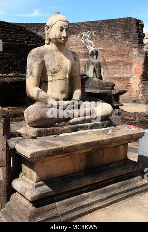 Bouddha assis dans le Vatadage de l'ancienne ville royale de Polonnaruwa au Sri Lanka Banque D'Images