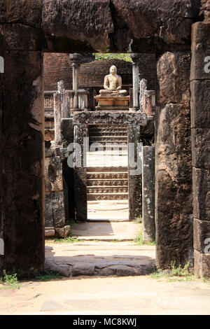 Bouddha assis dans le Vatadage de l'ancienne ville royale de Polonnaruwa au Sri Lanka Banque D'Images