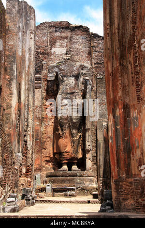 Une gigantesque statue de Bouddha Debout maçonnée sans tête dans un temple dans la ville ancienne de Polonnaruwa royal au Sri Lanka Banque D'Images