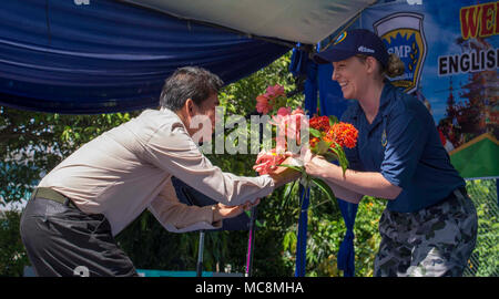 Indonésie (2 avril 2018) Matelot de Kirsten Hobbs, Marine royale australienne, affectés à la commande de transport maritime militaire navire-hôpital USNS Mercy (T-AH 19) reçoit des fleurs d'un SMP Negeri 1 Junior High School Enseignant durant une communauté relativement à l'échange et la performance de la bande. La miséricorde est actuellement déployé à l'appui de Partenariat du Pacifique 2018 (PP18). PP18's mission est de travailler ensemble avec l'hôte et les pays partenaires à améliorer l'interopérabilité régionale et de capacités de réaction aux catastrophes, d'accroître la stabilité et la sécurité dans la région, et de favoriser de nouvelles amitiés et durable dans toute la région indo Banque D'Images